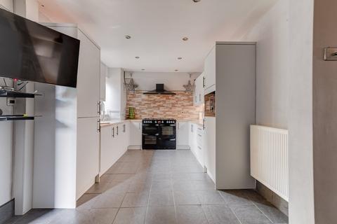 4 bedroom semi-detached house to rent, Hodge Hill Avenue, Stourbridge, West Midlands, DY9