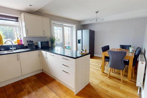 3 bedroom semi-detached house for sale, Newlands View, Northowram, Halifax