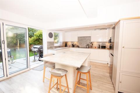 5 bedroom semi-detached house to rent, Chelwood Gardens, Surrey