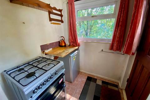 2 bedroom end of terrace house for sale, Sunningdale Road, Huddersfield