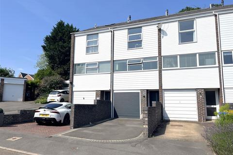 16 Fields Court, Warwick, CV34 5HP