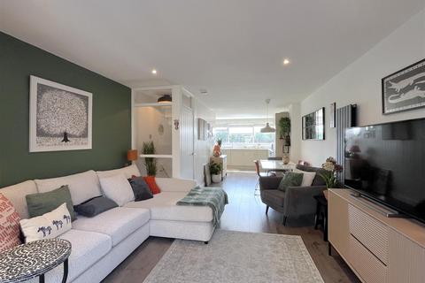16 Fields Court, Warwick, CV34 5HP