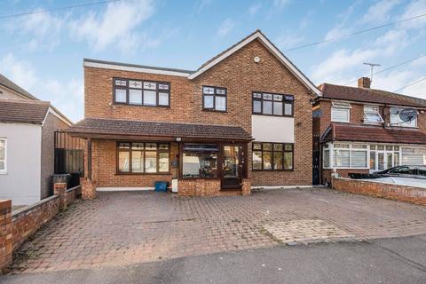 6 bedroom semi-detached house to rent, Donald Drive, Romford, RM6