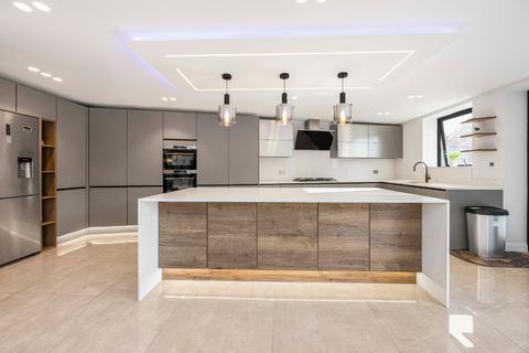 6 bedroom semi-detached house to rent, Donald Drive, Romford, RM6