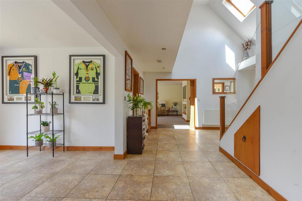 0112 HALLWAY2.jpg