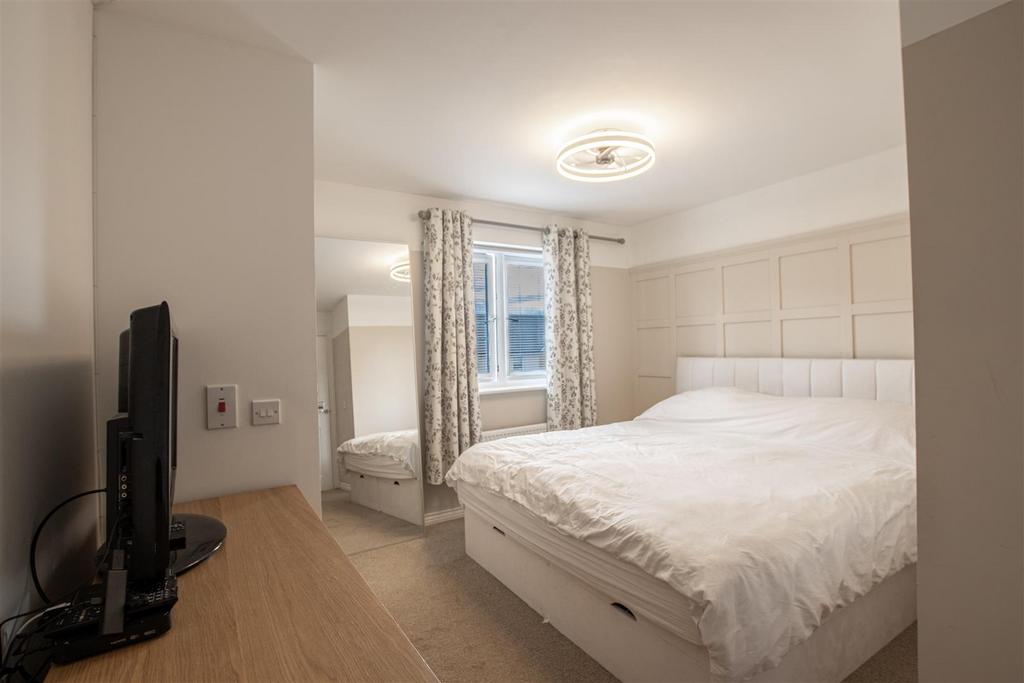 Mainbedroom..jpg