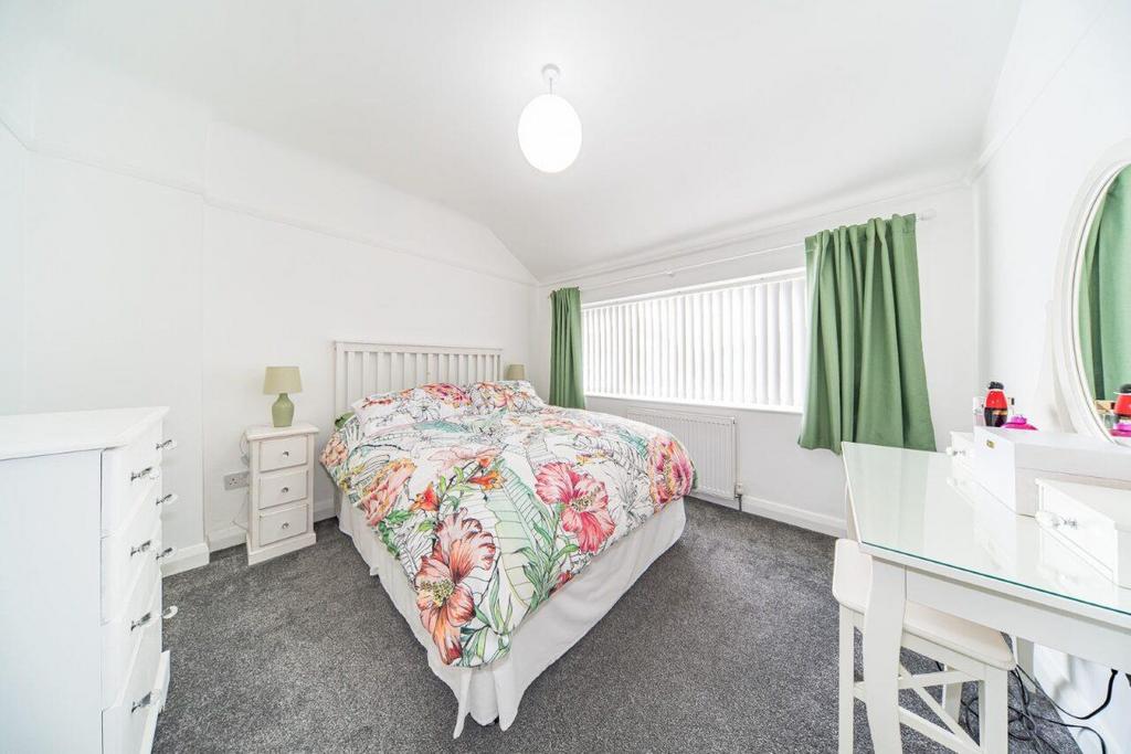 7 Cliftonville bedroom 1.jpg