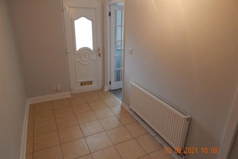 2 bedroom end of terrace house to rent, Winslow Close, Redditch