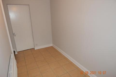 2 bedroom end of terrace house to rent, Winslow Close, Redditch