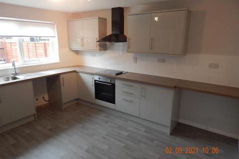 2 bedroom end of terrace house to rent, Winslow Close, Redditch
