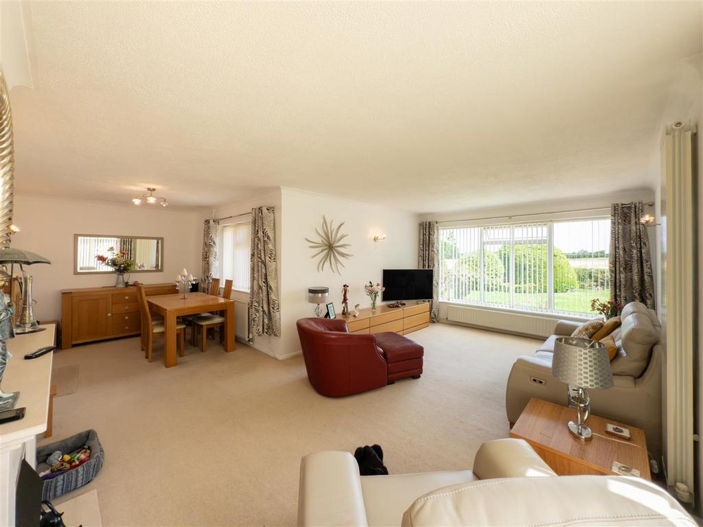 Sitting Room/Dining Room