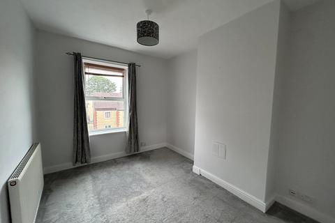 2 bedroom house to rent, Farfield Street, Cleckheaton, BD19