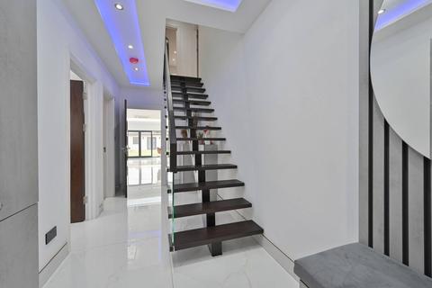 32 Alicia Gardens, Harrow, HA3 8JE