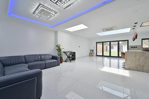 32 Alicia Gardens, Harrow, HA3 8JE