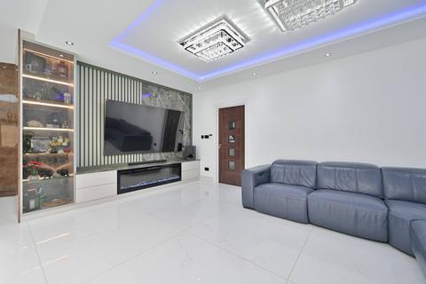 32 Alicia Gardens, Harrow, HA3 8JE