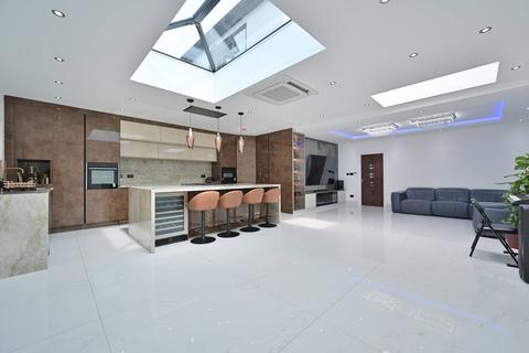 32 Alicia Gardens, Harrow, HA3 8JE