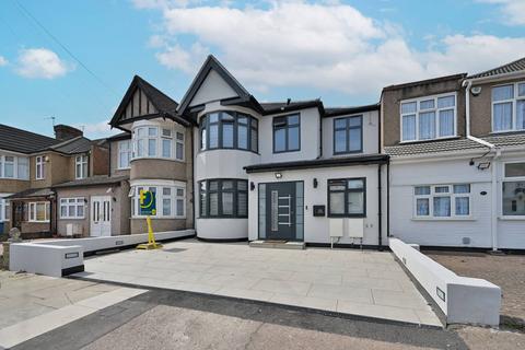 32 Alicia Gardens, Harrow, HA3 8JE