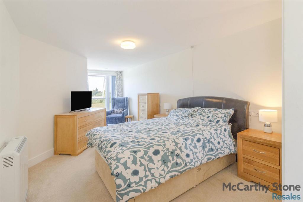 21 bedroom.jpg