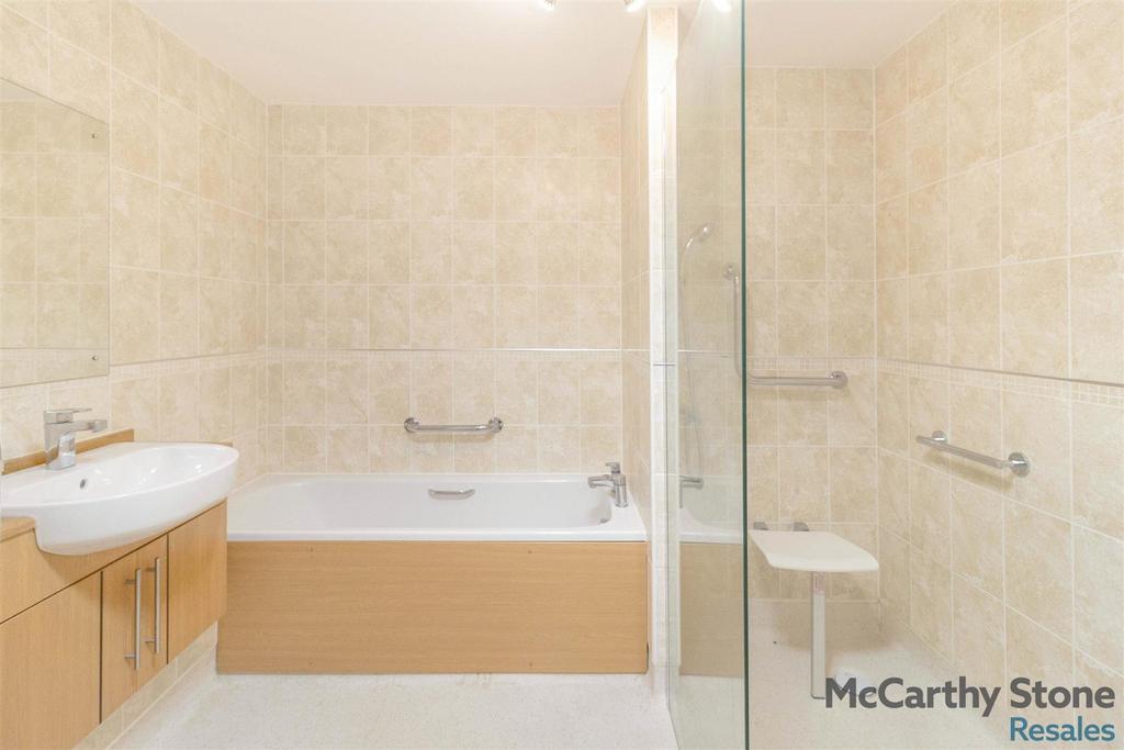 18 bathroom.jpg