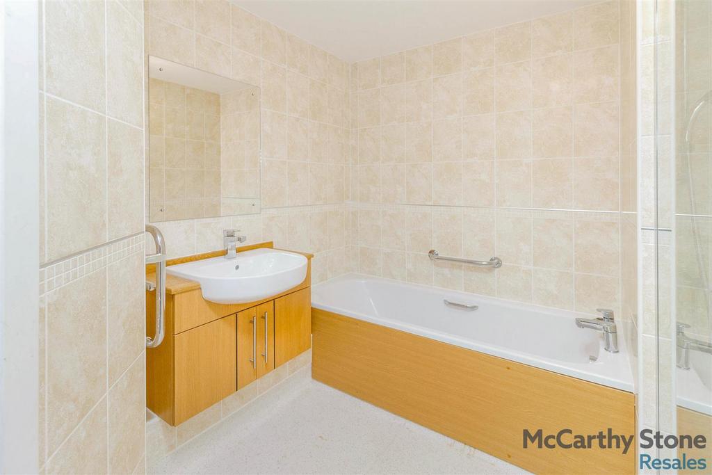 20 bathroom.jpg