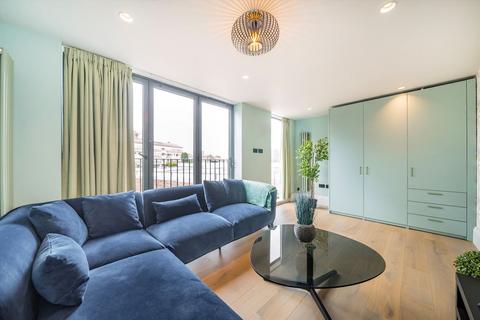 2 bedroom house to rent, Broadway Market Mews, London E8