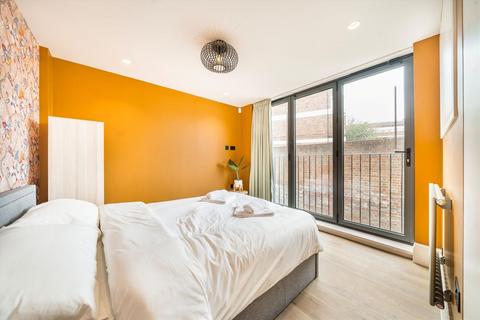 2 bedroom house to rent, Broadway Market Mews, London E8