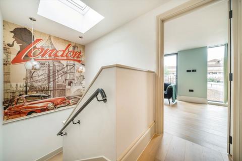2 bedroom house to rent, Broadway Market Mews, London E8