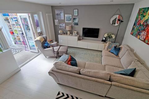 undefined, Windrush Road, Hollywood