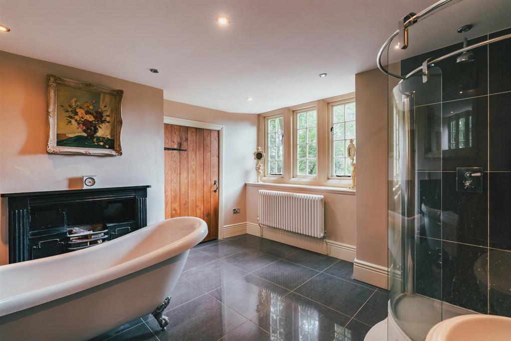 Master En-Suite Bathroom
