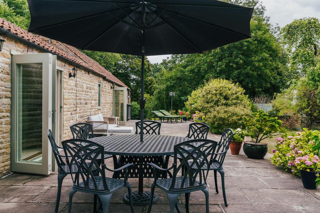 Exterior and Gardens – The Smithy