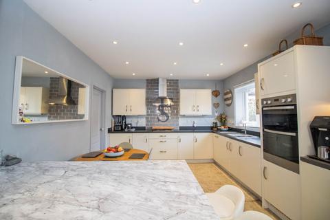 4 bedroom detached house for sale, Holly Close, Leicester