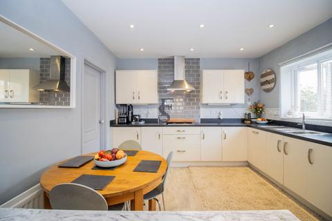 4 bedroom detached house for sale, Holly Close, Leicester