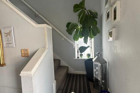 3 bedroom detached house to rent, Peachey lane,cowley, UB8
