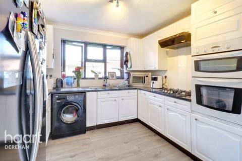3 bedroom semi-detached house for sale, Malthouse Close, Watton
