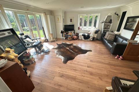 undefined, Chaul End Road, Luton LU1