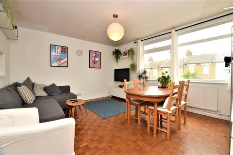 2 bedroom apartment for sale, Fairlawn Park, London