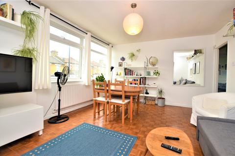 2 bedroom apartment for sale, Fairlawn Park, London