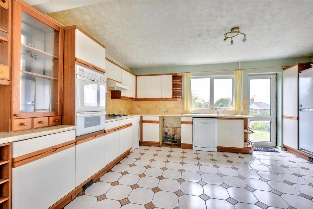 Kitchen 2.jpeg
