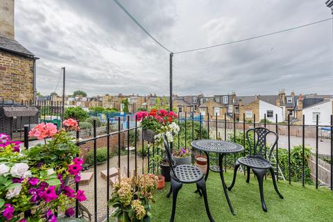 4 bedroom flat for sale, Wix's Lane, London SW4