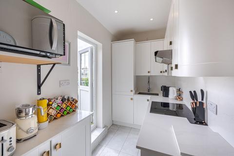 4 bedroom flat for sale, Wix's Lane, London SW4