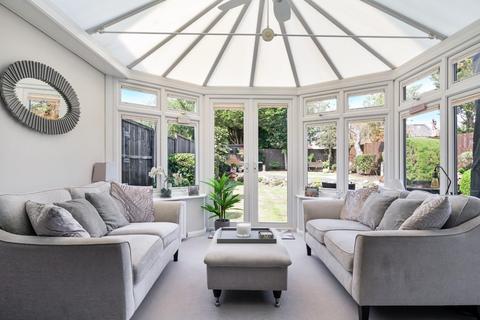106 Edenfield Gardens, Worcester Park, KT4 7DY