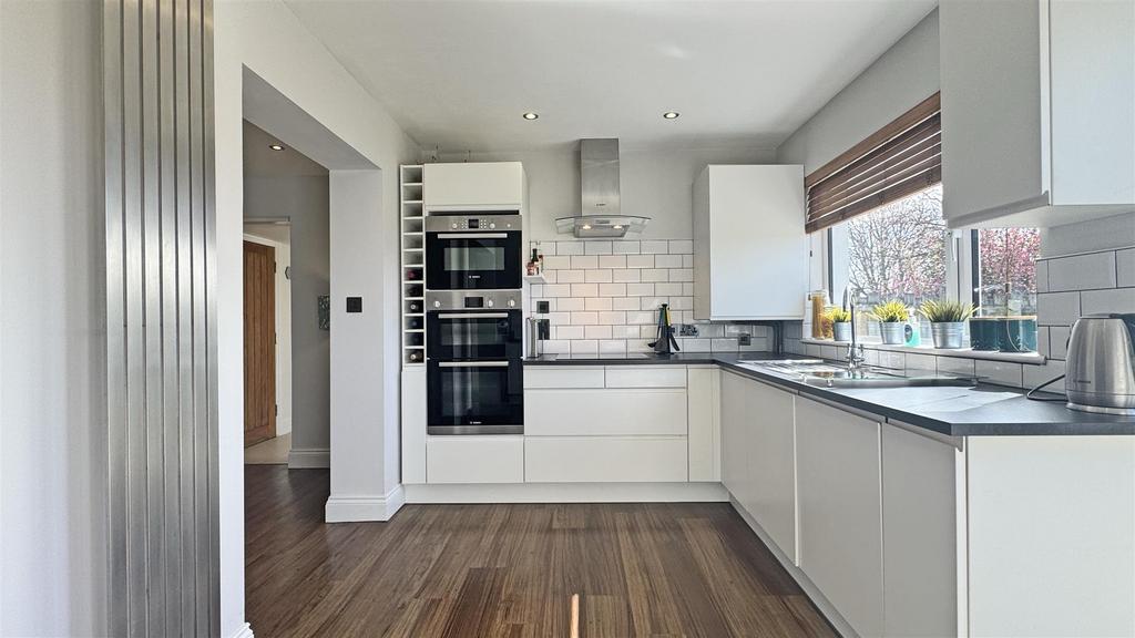 Kitchen 2.jpg