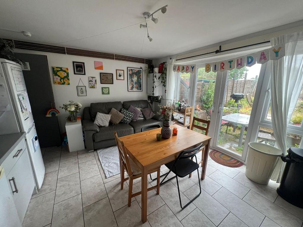 Kitchen 2.jpeg