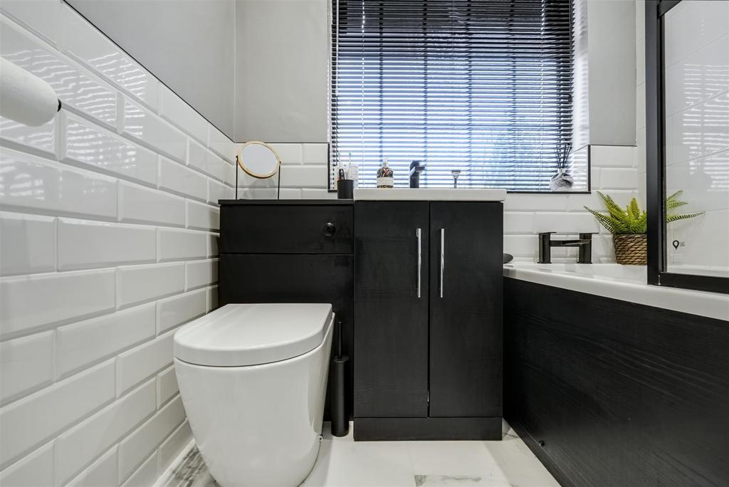 Bathroom 1 2.jpeg