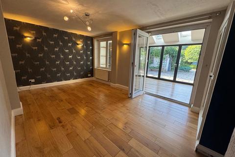 4 bedroom semi-detached house to rent, Farleigh Road, Pershore WR10