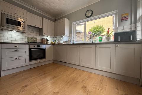 4 bedroom semi-detached house for sale, Dock View Road, Barry, CF63
