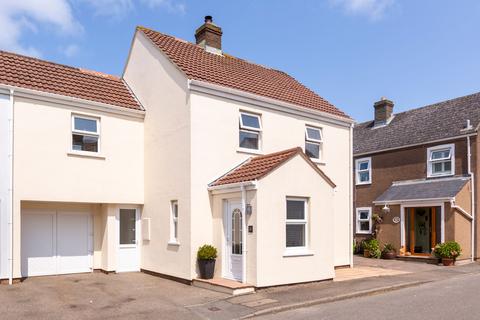 4 bedroom property for sale, 4 The Vineries, St Saviour