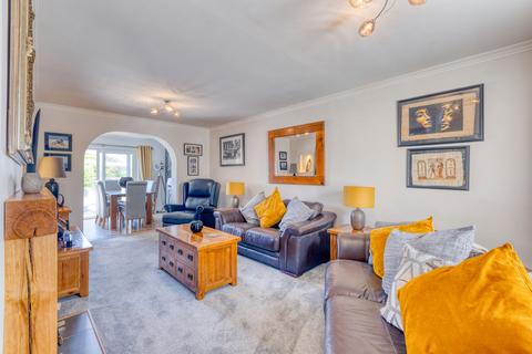 4 bedroom property for sale, 4 The Vineries, St Saviour