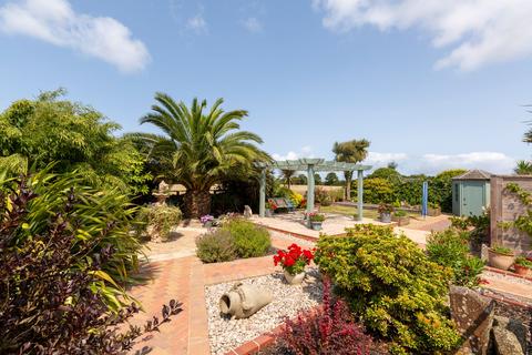 4 bedroom property for sale, 4 The Vineries, St Saviour