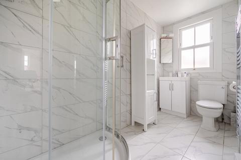 3 bedroom flat for sale, Radbourne Road, Balham, London, SW12